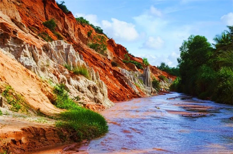 Đi chân trần lội nước sẽ giúp du khách như rũ bỏ được mọi ưu phiền trong cuộc sống. Ảnh: Đình Quí.