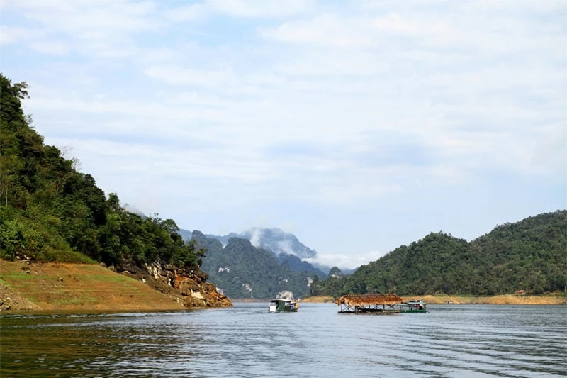 Hồ Na Hang tọa lạc trong khu bảo tồn thiên nhiên Na Hang, huyện Na Hang, tỉnh Tuyên Quang. Ảnh: Dmdviet.