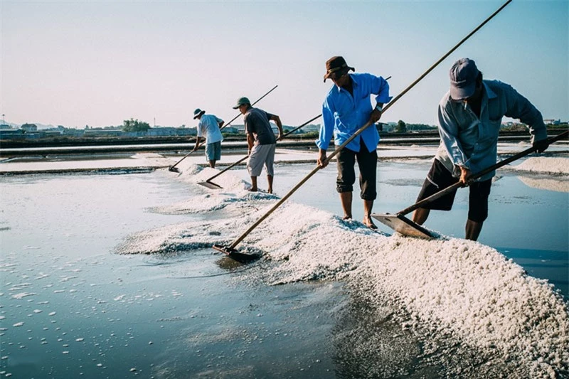 Trời nắng là thời điểm thích hợp nhất để sản xuất muối. Ảnh: Nguyễn Hoàng Phi.