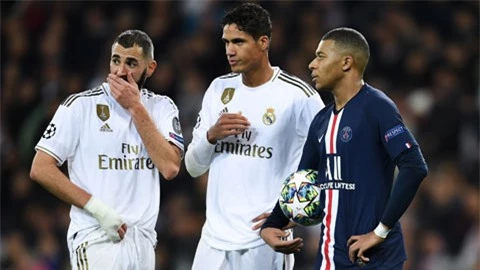 Mbappe (phải) sắp chung màu áo Real Madrid với 2 cầu thủ đồng hương Benzema và Varane?