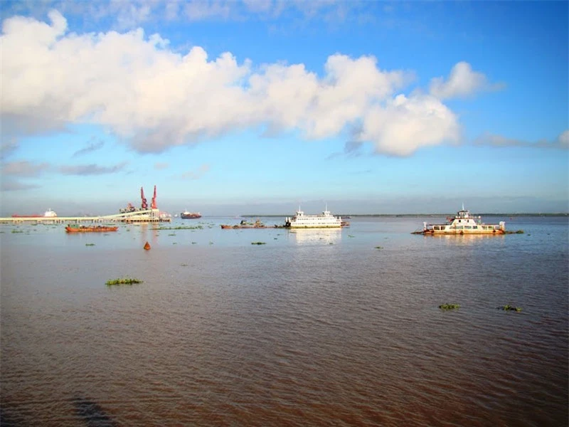 Sông Bạch Đằng có chiều dài 32 km. Ảnh: Thanh Sơn HP.