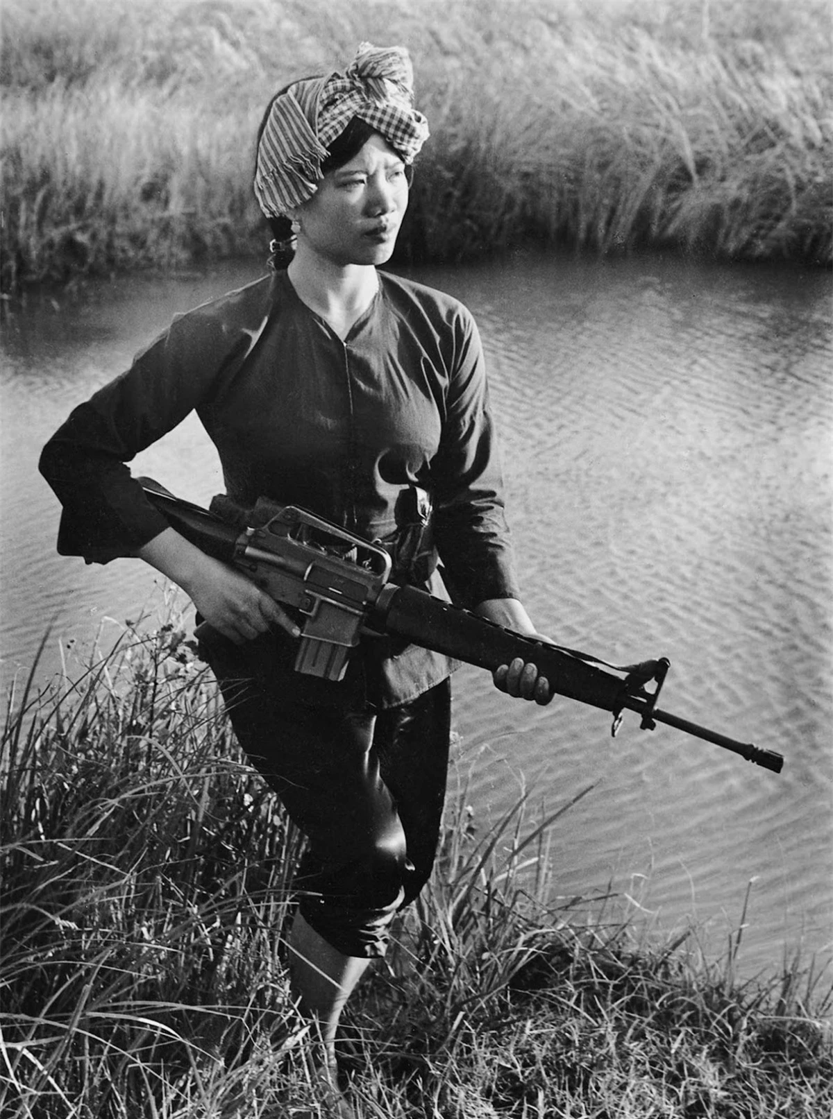 Nữ du kích cách mạng Lâm Thị Đẹp ở Sóc Trăng năm 1972. Ảnh: Minh Trường (đăng trên websiteTumblr).