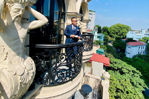 Biệt thự phố cổ Hà Nội của đại gia thời trang Chương Tailor: Xây bể cá Koi 5 tỷ ở ban công, dành nguyên tầng điều hòa nuôi chim đột biến