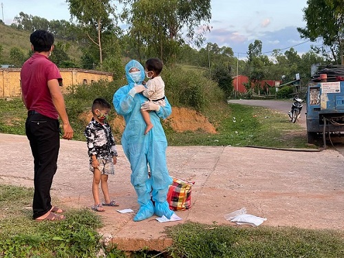 Xúc động tình người đùm bọc nhau trong đại dịch: Gom góp mớ rau, nải chuối, bó củi ủng hộ khu cách ly