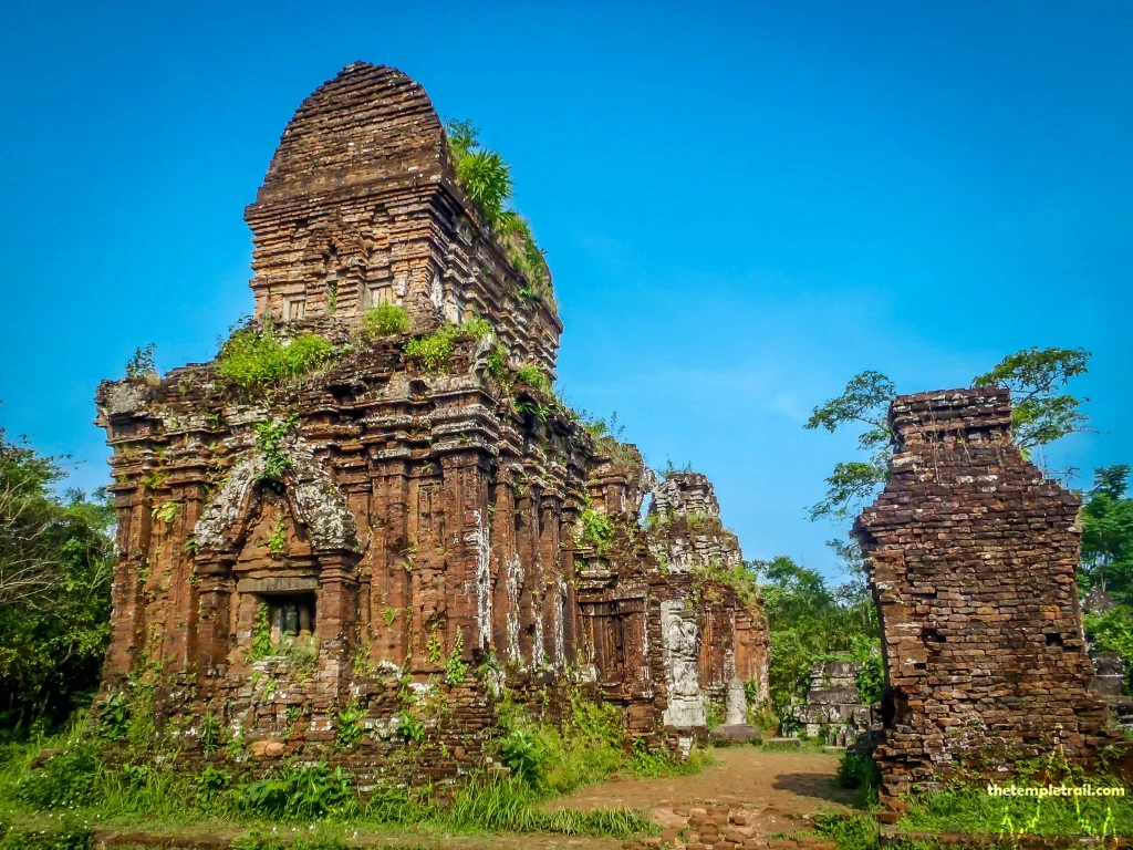 Đền chính, hay còn gọi là Kalan Chăm, tượng trưng cho tiểu vũ trụ linh thiêng của thế giới. Đế tháp tượng trưng cho thế giới trần tục, thân tháp tượng trưng cho thế giới tâm linh, mái tháp tượng trưng cho thế giới thần linh. Ba yếu tố trên làm nên ý nghĩa của các đền tháp di tích văn hóa Chăm.