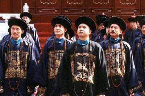 Vì sao quan đại thần triều Thanh khi diện kiến vua thường phất hai ống tay áo?