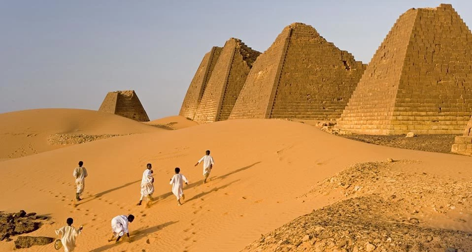 Dù Ai Cập nổi tiếng với kim tự tháp, Sudan mới là quốc gia sở hữu nhiều công trình này hơn. Theo thống kê, Sudan có 220 kim tự tháp, nhiều nhất thế giới. Đây cũng là yếu tố thu hút khách du lịch đến đất nước này. Ảnh: Dally.