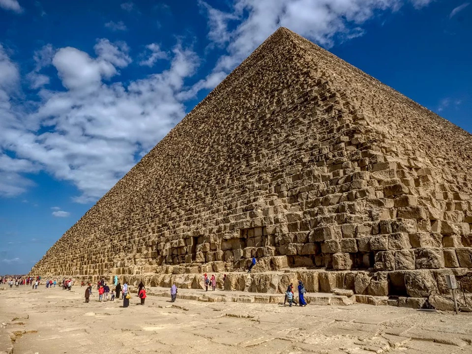 Kim tự tháp cao nhất thế giới là kim tự tháp Khufu (hay Đại Kim Tự Tháp Giza), nằm ở Giza, Ai Cập. Khi hoàn thành vào khoảng 4.500 năm trước, kim tự tháp này cao 146,7 m. Tuy nhiên, hiện tại, chiều của của nó chỉ còn 137,5 m. Ảnh: Cutural Travel.