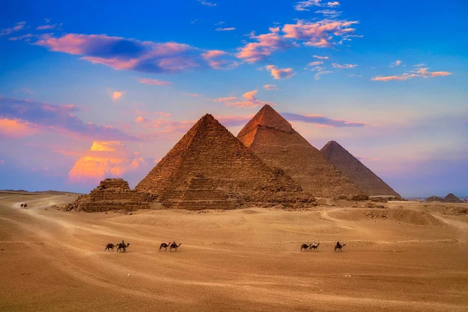 Theo ước tính, Đại kim tự tháp Giza chứa 2,3 triệu khối đá riêng lẻ và được hoàn thành trong 20 năm. Tổng trọng lượng của nó vào khoảng 5,9 triệu tấn. Ảnh: Wowweekend.