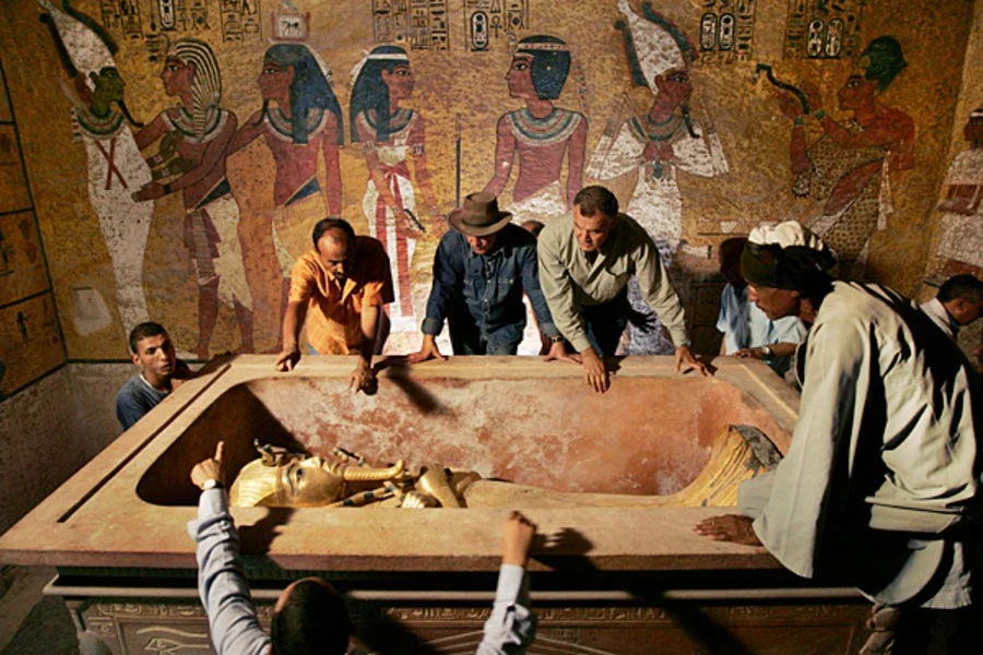 Theo nhiều giả thuyết, lời nguyền dành cho những kẻ dám xâm phạm nơi an nghỉ của pharaoh. Người dính lời nguyền có thể bị bệnh tật, xui xẻo, thậm chí là chết. Thực tế, nhiều thành viên trong đoàn khảo cổ mộ pharaoh Tutankhamun đã liên tiếp qua đời vì nhiều lý do. Ảnh: BBC.