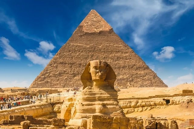 Nhân sư thường được thể hiện bằng hình ảnh con sư tử đầu người. Vai trò của chúng là canh giữ cho các kim tự tháp. Ảnh: Google Site.