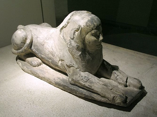 Theo một số nghiên cứu, nhân sư đầu tiên được khắc họa dựa trên khuôn mặt của hoàng hậu Hetepheres II, vợ pharaoh Djedefra thuộc Vương triều thứ tư (năm 2723 tới 2563 TCN). Ảnh: Wikimedia.