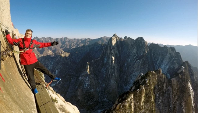 Năm 1990, núi Hoa Sơn đã được UNESCO công nhận là Di sản thiên nhiên thế giới. Không chỉ trở thành cảm hứng trong văn chương, phim ảnh, Hoa Sơn còn là ngọn núi rất thu hút khách du lịch của Trung Quốc.