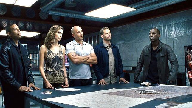 3. Fast & Furious 6 (2013) nói về băng nhóm tội phạm chuyên nghiệp được dẫn đầu bởi Dominic Toretto - người đã giải nghệ sau vụ cướp thành công của băng nhóm trong Fast and Furious 5 (2011) nhưng vẫn còn là tội phạm bị truy nã. Theo SCMP, F&F đã chuyển từ loạt phim hạng B sang thương hiệu bom tấn nhờ vào tác phẩm có doanh thu 788,7 triệu USD này. Đây cũng là phần phim giới thiệu nhân vật phản diện quan trọng nhất của loạt phim - Deckard Shaw. Ảnh: ABC.