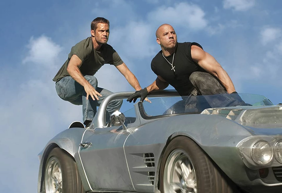 1. Fast Five (2011) là bộ phim có doanh thu cao thứ ba của thương hiệu F&F. Tác phẩm được các nhà phê bình đánh giá cao. Chicago Sun Times cho rằng bộ phim có sự kết hợp giữa tính hài hước và những phân cảnh hành động bỏ qua các định luật vật lý cơ bản. Không chỉ SCMP, Los Angeles Times còn công nhận đây là phần phim hay nhất trong loạt phim hành động, giật gân này. Ảnh: Universal.