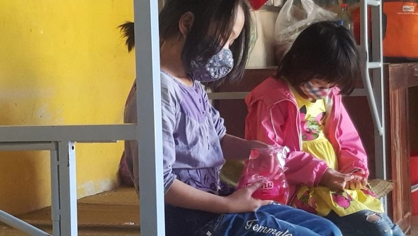 Các em bé đang trong khu cách ly y tế tại huyện Nậm Pồ.