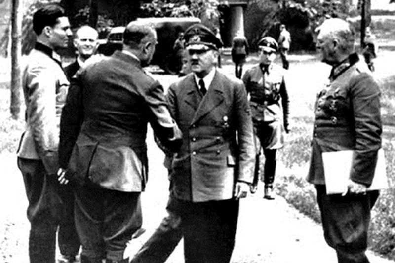 Từ trái sang: Claus Von Stauffenberg, một người không rõ tên, Adolf Hitler và thống chế Keitel ngày 15/7/1944. Từ trái sang: Claus Von Stauffenberg, một người không rõ tên, Adolf Hitler và thống chế Keitel ngày 15/7/1944.