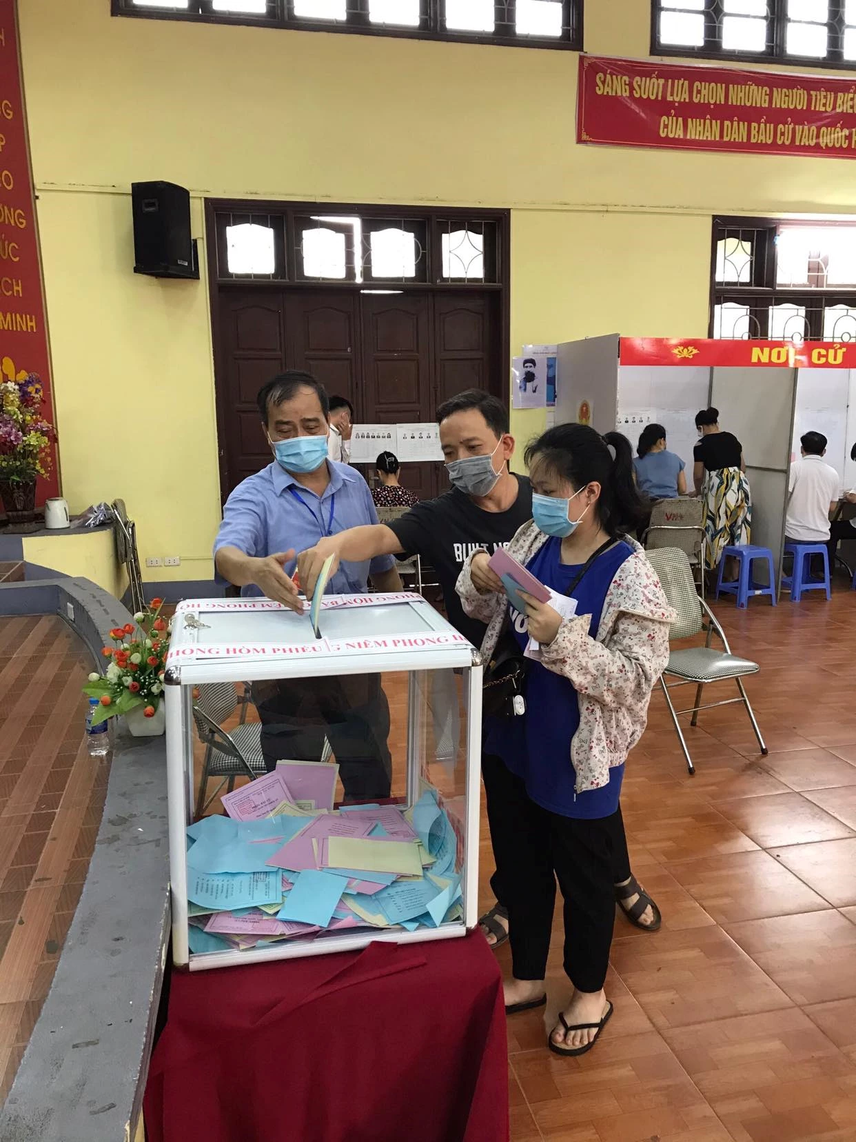 Chủ tịch nước Nguyễn Xuân Phúc bỏ phiếu thực hiện quyền công dân. Ảnh: VGP