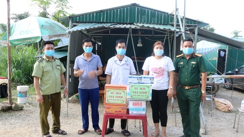 Lực lượng QLTT toàn quốc vừa kiểm dịch, vừa kiểm tra, xử lý hàng hóa vi phạm