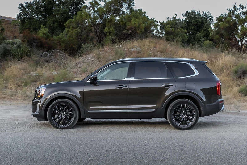 2. Kia Telluride 2021 (giá khởi điểm: 31.990 USD, điểm tổng thể: 8,6/10).