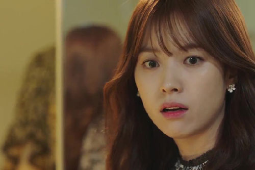 Vợ vừa đi chợ về bị mảnh thuỷ tinh cắm vào chân, chồng ngồi trên ghế mặt tỉnh bơ buông câu 'sốc óc'