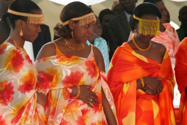 Những phong tục cưới hỏi "dị" nhất hành tinh: Bố chồng ngủ với con dâu trước mặt chú rể là hợp pháp