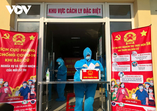 Hình ảnh bầu cử tại khu cách ly tập trung, phong tỏa do Covid-19