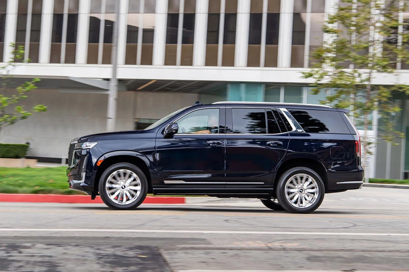 9. Cadillac Escalade 2021 (giá khởi điểm: 76.195 USD, điểm tổng thể: 8,1/10).