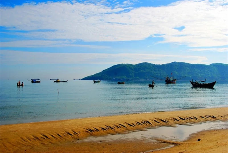 Bãi biển Cảnh Dương dài 8 km, rộng 200 km, có hình vòng cung nằm ở giữa mũi Chân Mây Tây và Chân Mây Đông. Ảnh: Thanh Sơn HP. Bãi biển Cảnh Dương dài 8 km, rộng 200 km, có hình vòng cung nằm ở giữa mũi Chân Mây Tây và Chân Mây Đông. Ảnh: Thanh Sơn HP.
