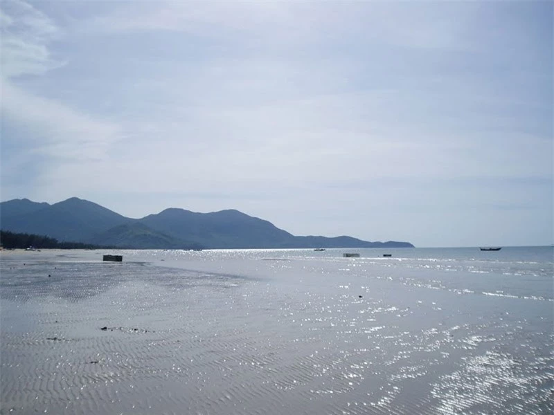 Cảnh vật nơi đây khá lý thú, hấp dẫn. Bãi biển có độ dốc thoai thoải, cát trắng và mịn. Biển xanh, tương đối kín gió. Ảnh: Dinhphuocvn. Cảnh vật nơi đây khá lý thú, hấp dẫn. Bãi biển có độ dốc thoai thoải, cát trắng và mịn. Biển xanh, tương đối kín gió. Ảnh: Dinhphuocvn.