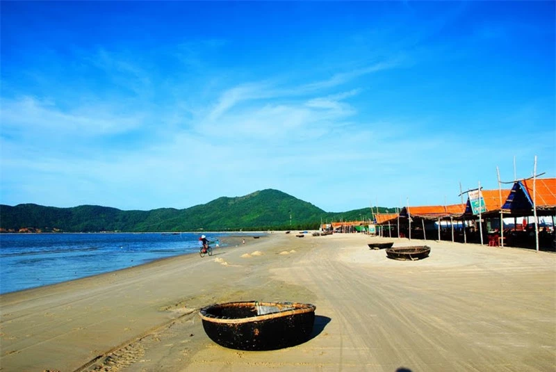 Vì tương đối kín gió nên bãi biển Cảnh Dương rất thích hợp với những hoạt động dã ngoại và các loại hình thể thao, sinh hoạt thanh niên như cắm trại, đốt lửa rại, vui chơi ca hát, tấu nhạt về đêm… Ảnh: Thanh Sơn HP. Vì tương đối kín gió nên bãi biển Cảnh Dương rất thích hợp với những hoạt động dã ngoại và các loại hình thể thao, sinh hoạt thanh niên như cắm trại, đốt lửa rại, vui chơi ca hát, tấu nhạt về đêm… Ảnh: Thanh Sơn HP.