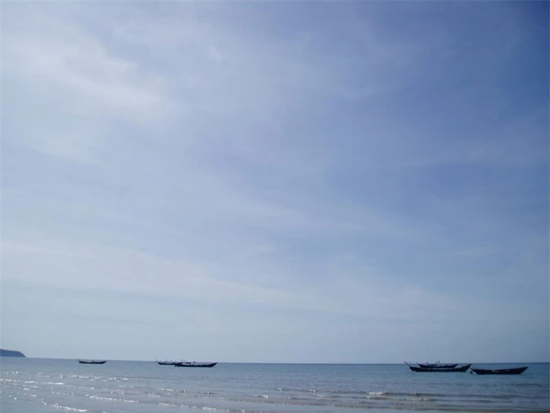 Tới đây, bạn có thể phóng tầm mắt ra xa, quan sát những người dân đánh bắt hải sản. Ảnh: Dinhphuocvn. Tới đây, bạn có thể phóng tầm mắt ra xa, quan sát những người dân đánh bắt hải sản. Ảnh: Dinhphuocvn.