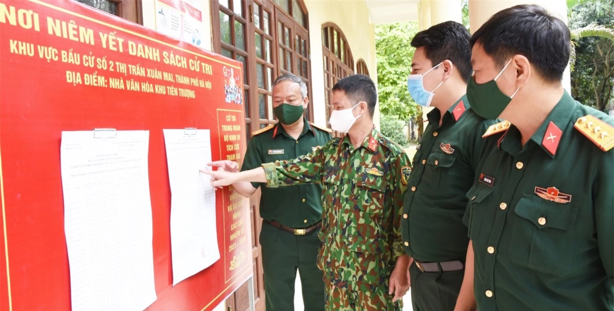 Do thời gian cách ly tăng lên 21 ngày, nên đơn vị đã có những bị sẵn sàng để bà con thực hiện quyền công dân, tham gia bầu cử trong điều kiện an toàn phòng, chống dịch. Đơn vị đã sử dụng hệ thống thông tin truyền thông bằng băng-rôn, áp phích và hệ thống loa truyền thanh để tuyên truyền bầu cử. Lực lượng trực tiếp phục vụ công dân cũng vào từng phòng để tuyên truyền cho bà con về quyền lợi, nghĩa vụ và trách nhiệm của công dân. Bà con cũng được thông tin chi tiết về các cấp được bầu cử và danh sách các ứng cử viên.
