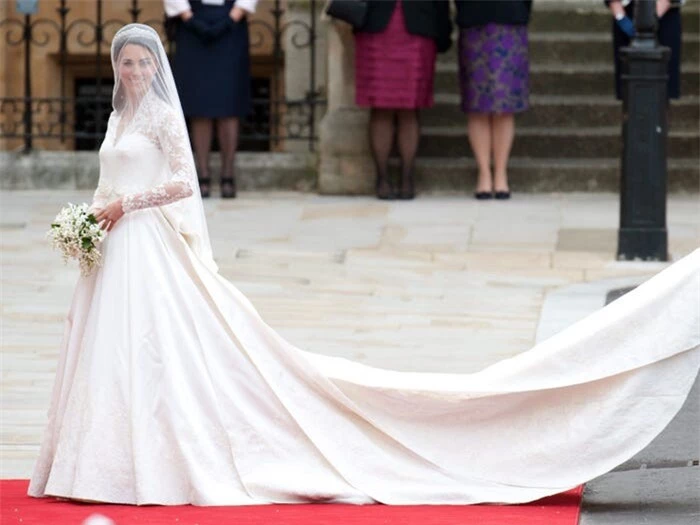Bí ẩn tủ đồ Hoàng gia: Bóc giá 9 chiếc váy cưới Hoàng gia đắt đỏ nhất Ảnh 6