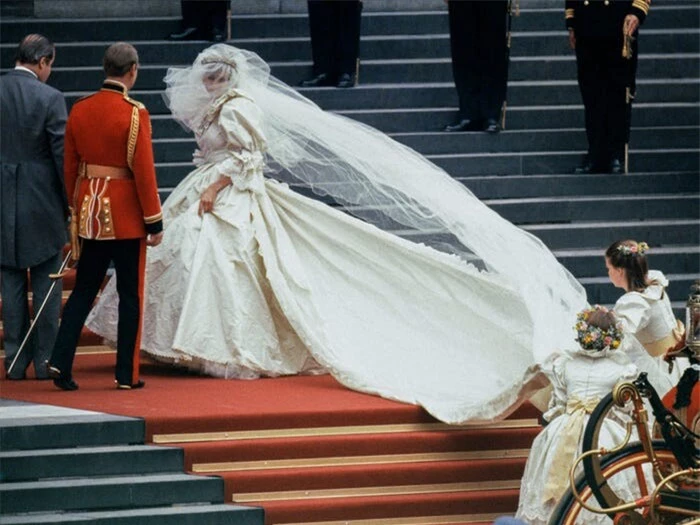 Bí ẩn tủ đồ Hoàng gia: Bóc giá 9 chiếc váy cưới Hoàng gia đắt đỏ nhất Ảnh 7