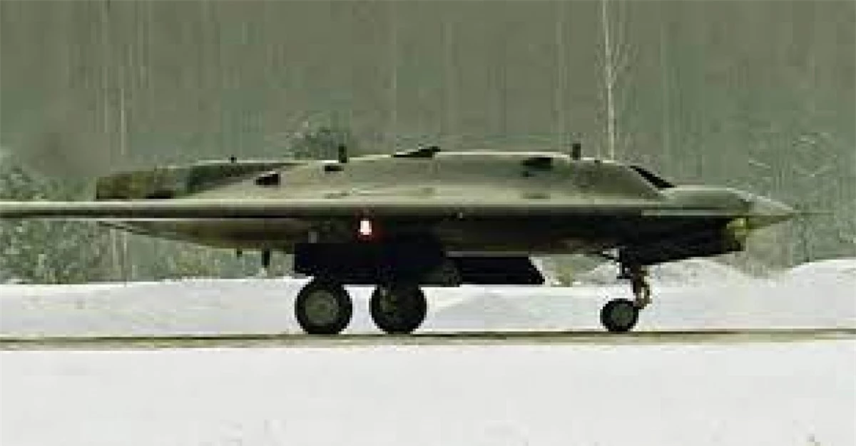 Sukhoi S-70 Okhotnik-B: Thợ săn Sukhoi S-70 Okhotnik-B là máy bay không người lái chiến đấu có khả năng tàng hình. Máy bay này đã thực hiện chuyến bay đầu tiên vào tháng 8/2019. Nó được thiết kế để có thể mang khối lượng lên tới 2.000 kg, trong đó có cả các tên lửa không đối đất và bom. Máy bay này dự kiến bay được với tốc độ 1.000 km/h và đi được quãng đường tối đa là 6.000 km.