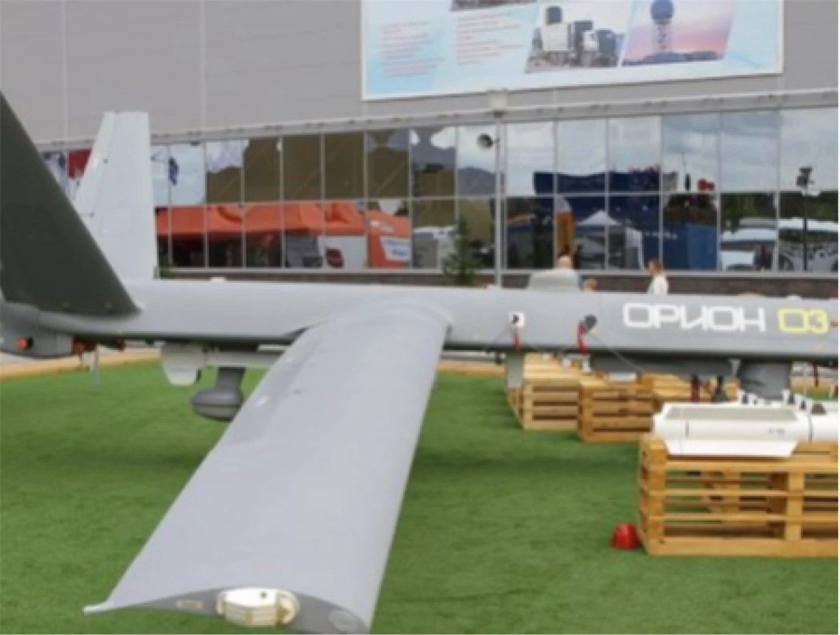 Kronshtadt Orion: Orion là UAV có khả năng chiến đấu ở độ cao trung bình, có thể mang 4 quả bom dẫn đường hoặc 4 tên lửa, trong đó có bom KAB-50 và bom lượn có điều khiển UPAB-50S nặng 50kg. UPAB-50S có thể tấn công các mục tiêu ở khoảng cách tối đa là 30km. UAV Orion có tốc độ tối đa là 200 km/h trong khi Orion-E - phiên bản xuất khẩu có tải trọng cất cánh tối đa là 1.000 kg./.