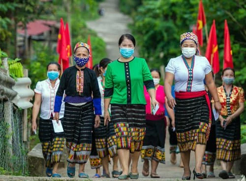 Tại Thanh Hóa, sáng 23/5 hơn 2,66 triệu cử tri ở Thanh Hóa hào hứng đi thực hiện quyền và nghĩa vụ thiêng liêng của mình trong một ngày đặc biệt trong điều kiện công tác phòng, chống dịch, bệnh COVID-19 được siết chặt.