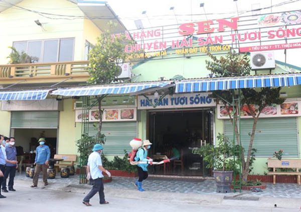 Lực lượng y tế phun tiêu độc khử trùng tại quán lẩu Sen (thị trấn Vạn Hà, huyện Thiệu Hóa)