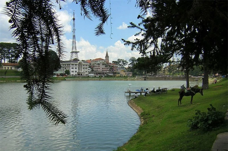 Hồ Xuân Hương là con tim của thành phố Đà Lạt và là một trong những thành phố hiếm hoi có hồ nằm ngay trung tâm. Ảnh: Thanh Nguyen Tran.