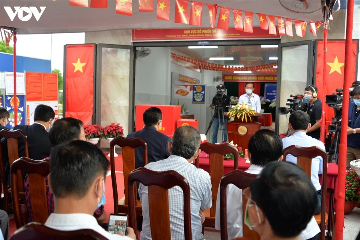 Bí thư Thành ủy Lê Quang Mạnh và Chủ tịch UBND thành phố Cần Thơ - Trần Việt Trường cùng với đông đảo cử tri tại điểm bầu cử số 18 đã thực hiện quyền công dân của mình.