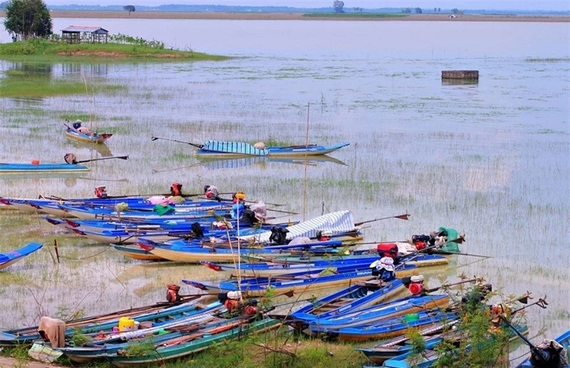 Với một đập xả lũ ra đầu nguồn sông Sài Gòn, ngoài ra còn có hai kênh Đông và kênh Tây đã tưới mát những cánh đồng mì, mía, lúa không chỉ ở Tây Ninh mà còn ở huyện Củ Chi (thành phố Hồ Chí Minh). Ảnh: Savatage.