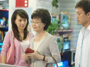 Mẹ chồng thẳng thừng tuyên bố thuê giúp việc chứ không nhờ vả con cháu, nhưng chỉ được vài năm, bà đã nắm tay tôi kêu than hối hận