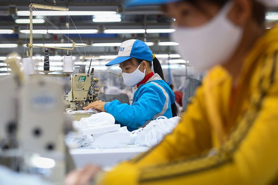 Xây "lá chắn", tích "của để dành", "vượt bão" COVID-19