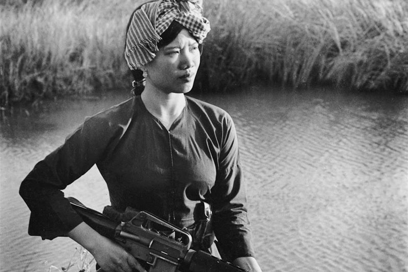 Vẻ đẹp nữ du kích miền Nam Việt Nam cầm súng M-16 trong kháng chiến chống Mỹ