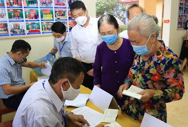 Tại Hà Tĩnh, hơn 85 vạn cử tri Hà Tĩnh đã tham gia bỏ phiếu bầu đại biểu Quốc hội khóa XV và đại biểu HĐND các cấp nhiệm kỳ 2021 - 2026 tại 1.445 khu vực bỏ phiếu trong toàn tỉnh. Không khí ngày hội diễn ra trang trọng, các giải pháp phòng chống dịch được triển khai chặt chẽ.