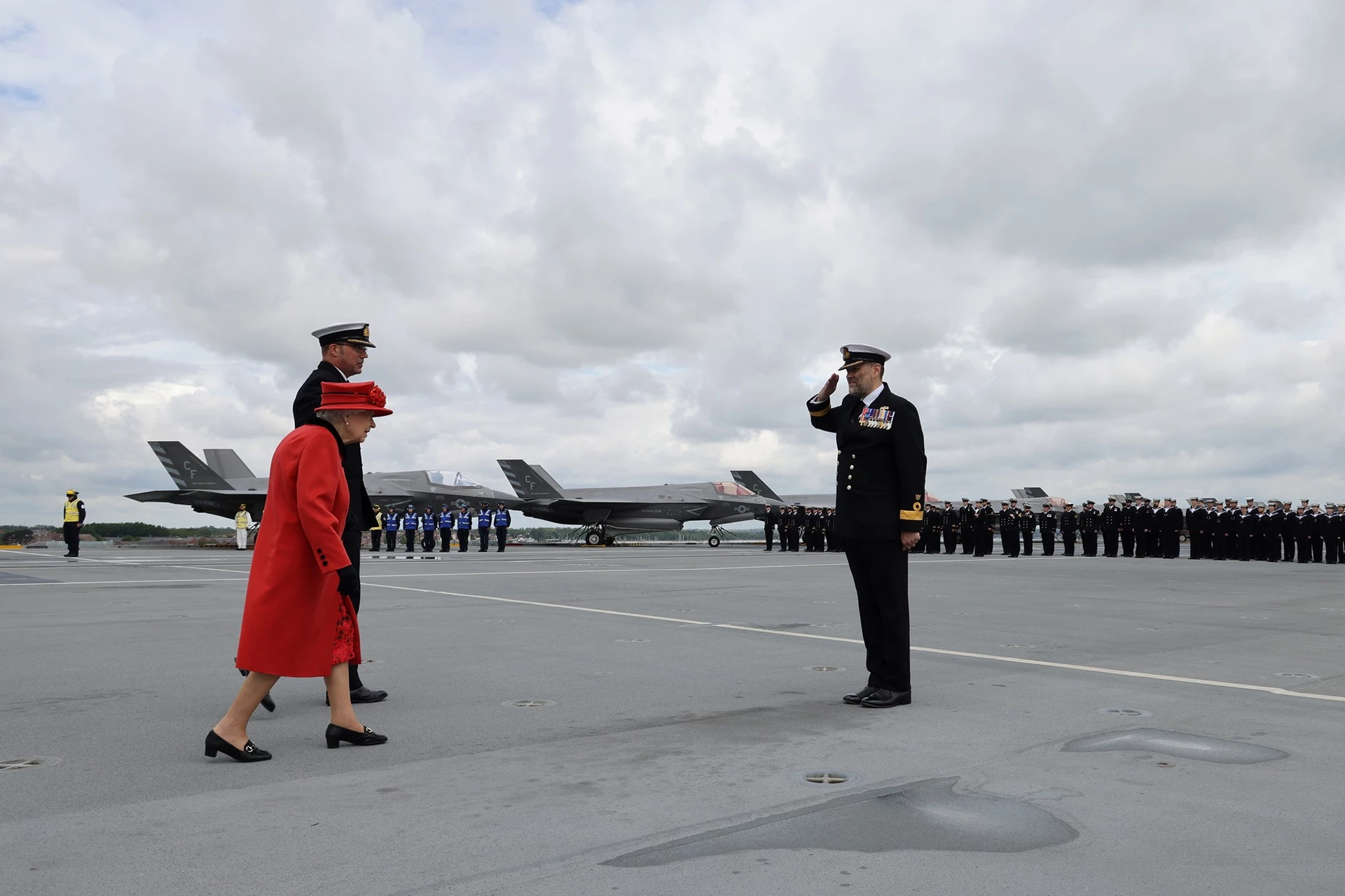 Nữ hoàng Anh Elizabeth được thuyền trưởng tàu sân bay HMS Queen Elizabeth và thủ thủ đoàn chào đón, khi bà lên thăm tàu sân bay trước khi ra khơi làm nhiệm vụ. Ảnh: Royal Navy.