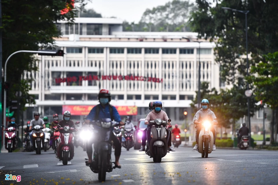 Đai lộ Lê Duẩn, dài khoảng 2 km, nối Thảo Cầm Viên với Dinh Độc Lập. Đây là một trong những con đường lâu đời nhất Sài thành. Trải qua 4 lần đổi tên từ thế kỷ XVII đến thế kỷ XXI, đại lộ mang nhiều tên gọi khác nhau như Chính Phủ, Norodom, Thống Nhất, Đường 30 tháng 4, Lê Duẩn. Ảnh: Duy Hiệu.