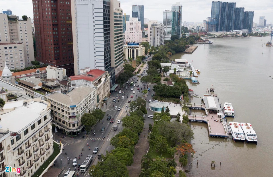 Bến Bạch Đằng nằm trên đại lộ Tôn Đức Thắng. Du khách có thể đến đây trải nghiệm xe buýt đường sông hay ăn tối trên du thuyền, ngắm thành phố chuyển mình lúc hoàng hôn, lung linh khi về đêm. Ảnh: Lê Quân.