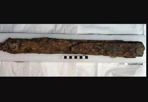 Bí ẩn thanh kiếm gấp khúc trong mộ lính La Mã 1.600 năm trước